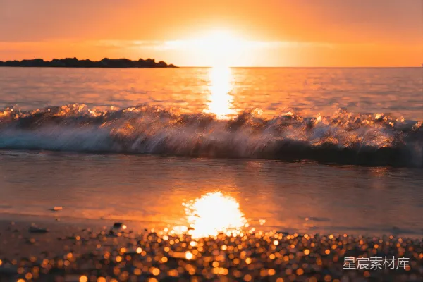 高清摄影 夕阳正缓缓沉入海面。