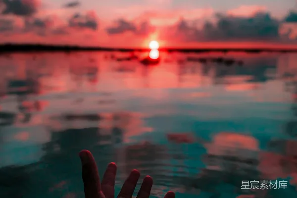 高清摄影 黎明时左手浸在水中