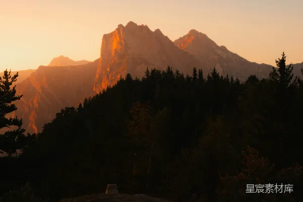 高清摄影 夕阳下的山脉景观