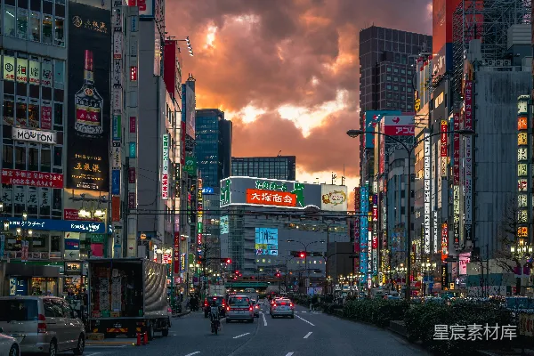 高清摄影 白天，高大的建筑物之间道路上的汽车