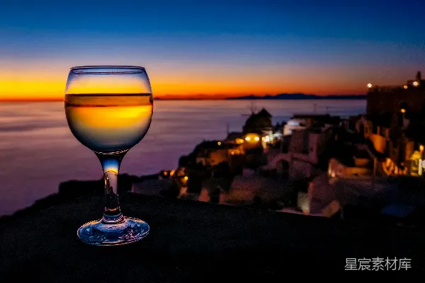 高清摄影 桌子上有一杯酒。