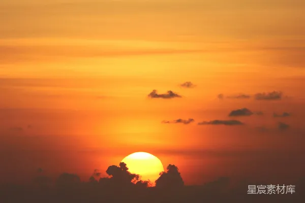 高清摄影 一艘船在海洋中，夕阳在背景中落下