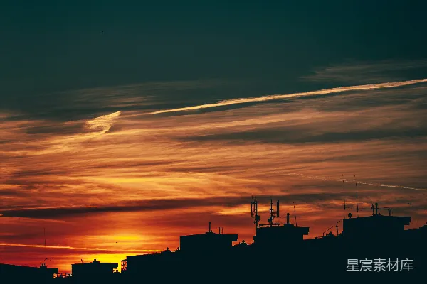 高清摄影 夕阳西下，映照着城市的天际线。