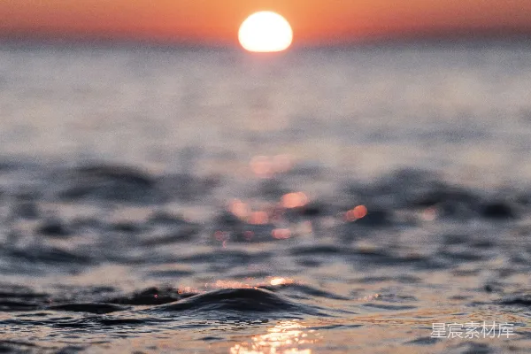 高清摄影 夕阳正沉落在海面上。