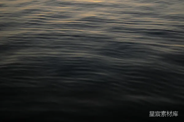 高清摄影 夕阳正映照在水面上。