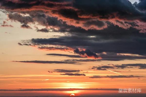 高清摄影 夕阳在金色时刻海边落下