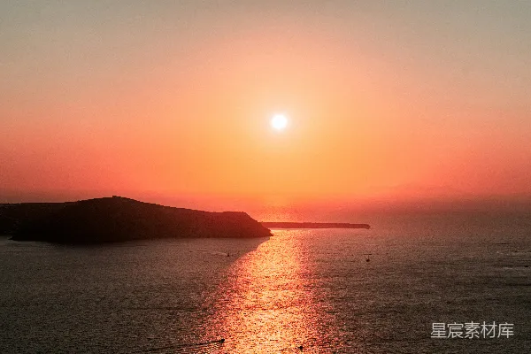 高清摄影 一片广阔的水域，背景是夕阳。