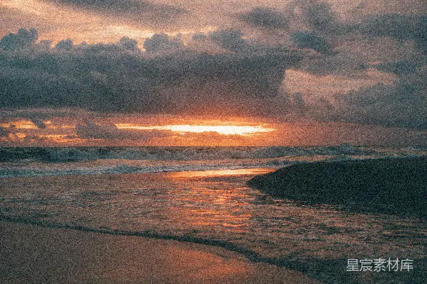 高清摄影 海浪拍打着海岸，夕阳西下。