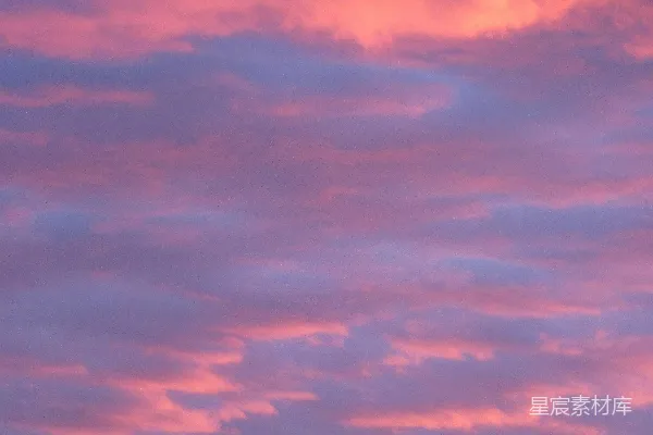 高清摄影 天空呈现出粉红色和紫色，夕阳西下。