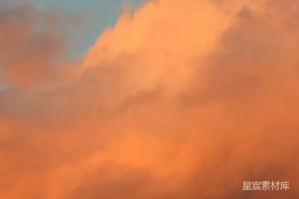 高清摄影 一架飞机在夕阳下的多云天空中飞行。