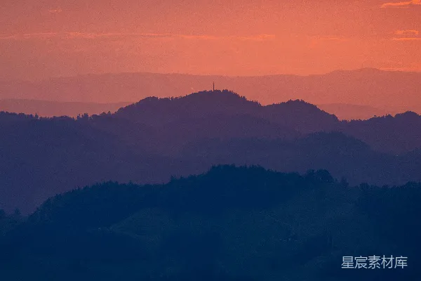 高清摄影 夕阳西下，群山连绵。