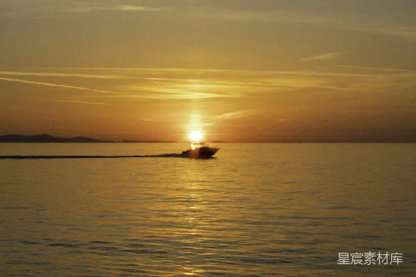 高清摄影 夕阳正沉落在水面上。