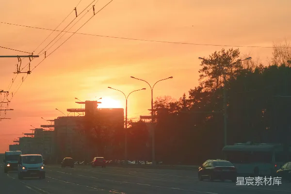 高清摄影 太阳正落在这座城市的街道上。