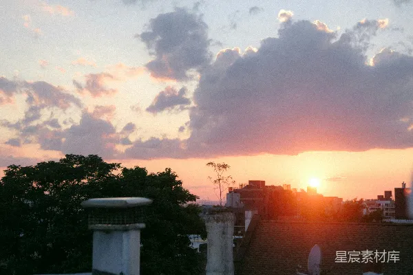 高清摄影 夕阳正在城市天际落下。