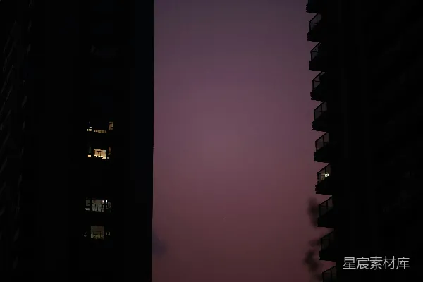 高清摄影 一座高大的建筑在粉红色的天空下