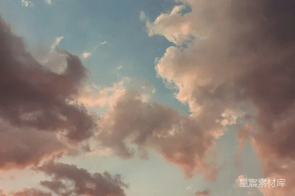 高清摄影 一架飞机在夕阳下穿过乌云密布的天空飞行。