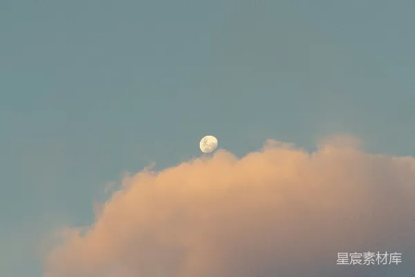 高清摄影 一架在空中飞行的飞机，远处可以看到月亮。