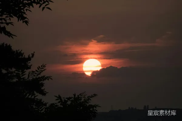 高清摄影 太阳正落向城市的地平线。