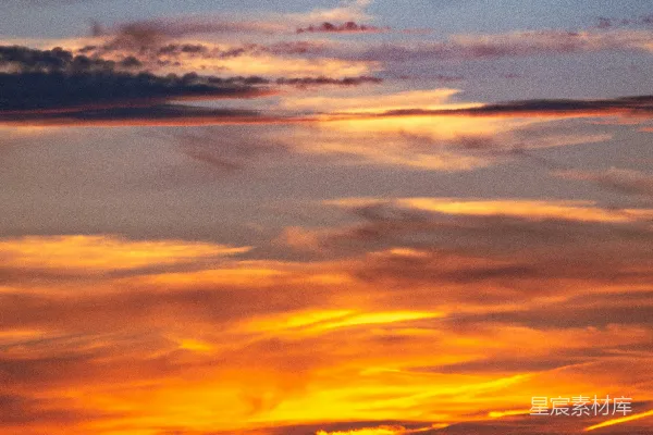 高清摄影 夕阳正在海面上落下。