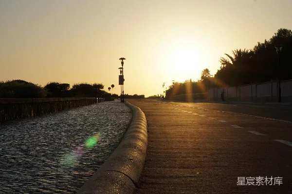 高清摄影 夕阳正照耀着水面落下。