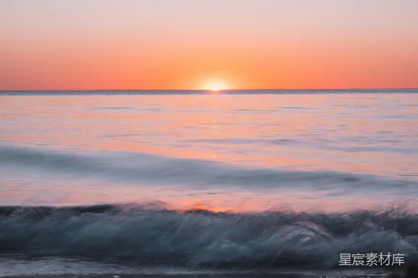 高清摄影 夕阳正投射在海洋上，波涛翻滚。