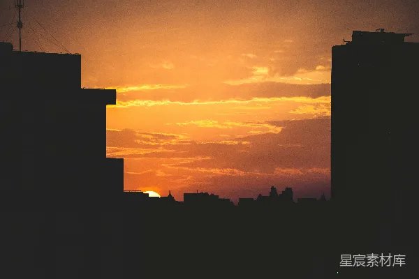 高清摄影 夕阳正在一些高楼大厦后面落下。