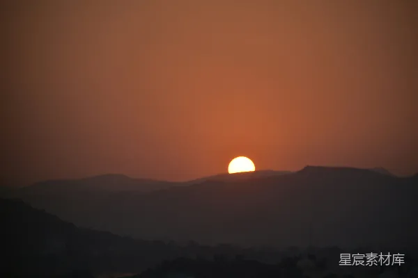 高清摄影 夕阳正挂在山脉之上