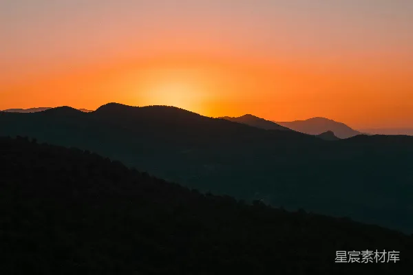 高清摄影 夕阳下的山影