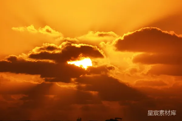 高清摄影 夕阳正挂在海面上，远处有一艘船。