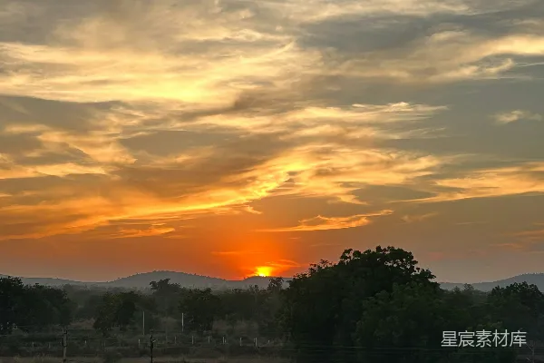 高清摄影 太阳正在一个乡村地区落下。
