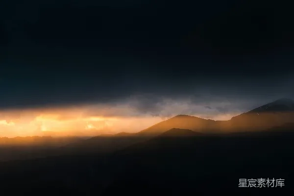 高清摄影 太阳透过云层照耀在山上。