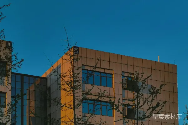 高清摄影 一座高大的建筑物，旁边有一个钟表。
