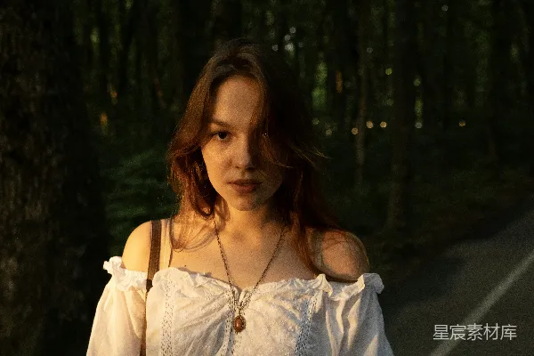 高清摄影 一个女人站在森林中央。