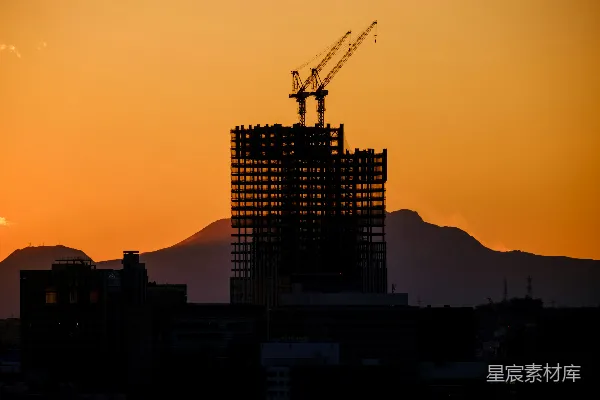 高清摄影 正在建设中的建筑物，背景是落日。