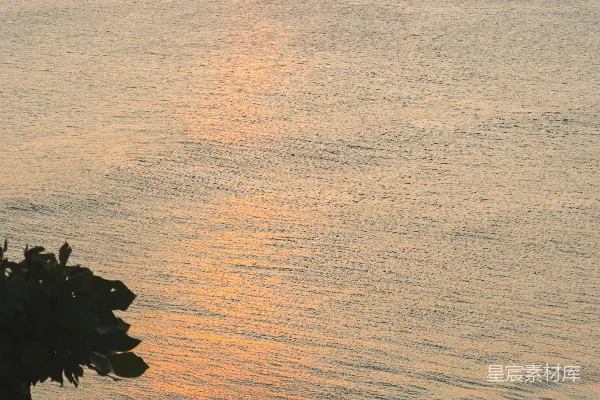 高清摄影 海浪拍打着海岸，夕阳映照下的场景