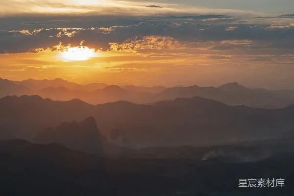 高清摄影 夕阳正在山脉上落下。