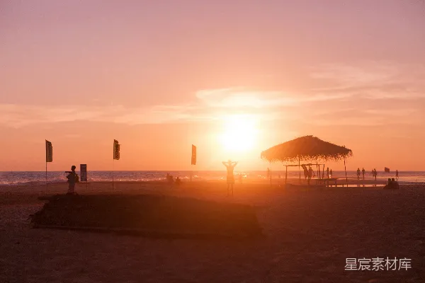 高清摄影 剪影中的海滨小屋在夕阳下靠近海边。