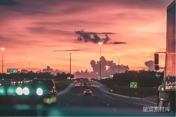 高清摄影 夕阳路上的汽车