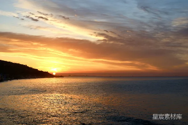 高清摄影 夕阳正在水面上落下