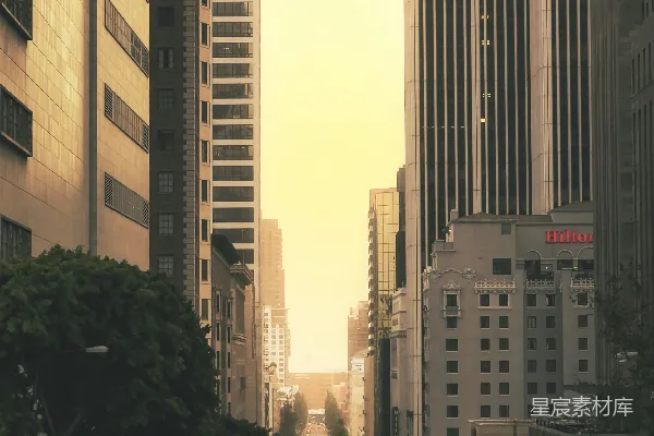 高清摄影 一座城市街道的景象，高楼林立。