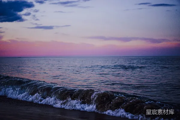 高清摄影 蓝天下的海浪白天场景