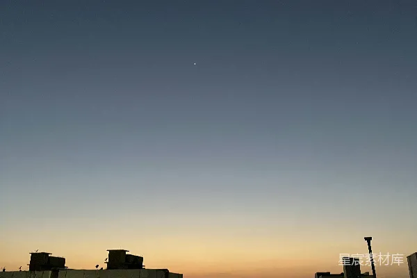 高清摄影 黄昏时分天空的一瞥，前景有一栋建筑。