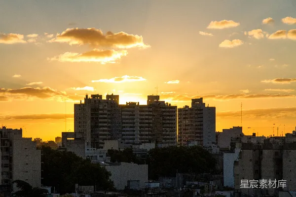 高清摄影 夕阳西下时，云层密布的天空下城市天际线