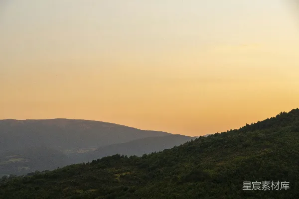 高清摄影 夕阳正落山之巅。