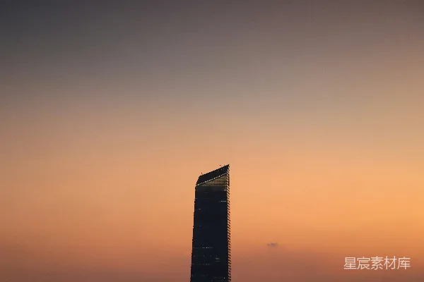 高清摄影 一座非常高的建筑物位于城市中央。