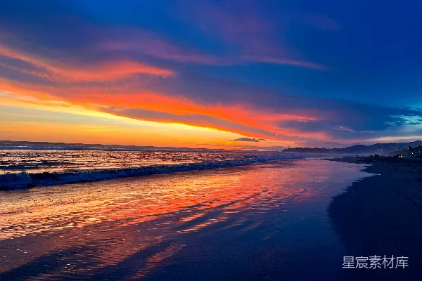 高清摄影 海滩上日落时海浪涌来的情景