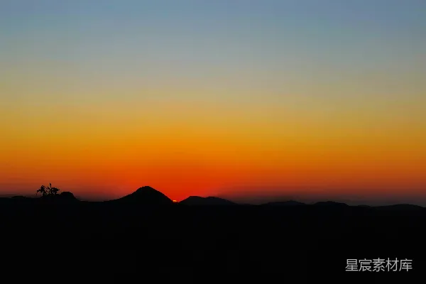 高清摄影 一座山的剪影和日落的景象