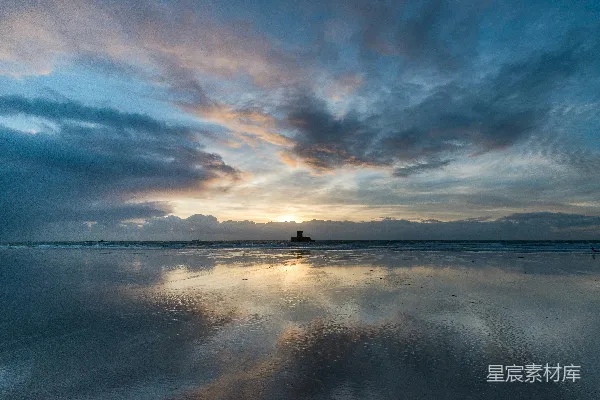 高清摄影 夕阳正映在海滩上的水面之上。