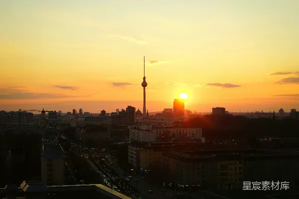 高清摄影 夕阳正照射在一座高楼林立的城市上。