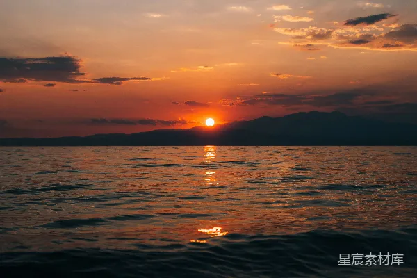 高清摄影 夕阳正缓缓地垂落在水面上。